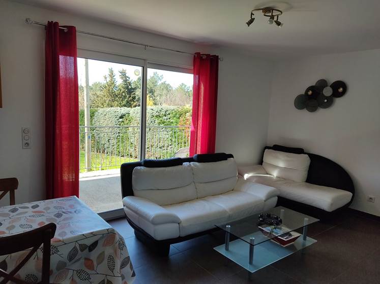 salon gîtes Cerisiers ombre bleue du figuier gîtes et chambres d'hôtes avec piscine ardèche