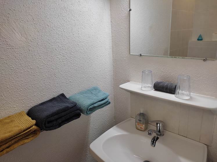 Chambre 5 lavabo et serviettes.