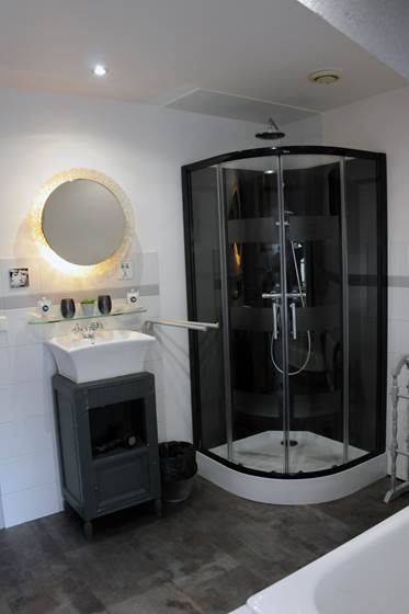 La Colombière : douche salle de bain suite familiale