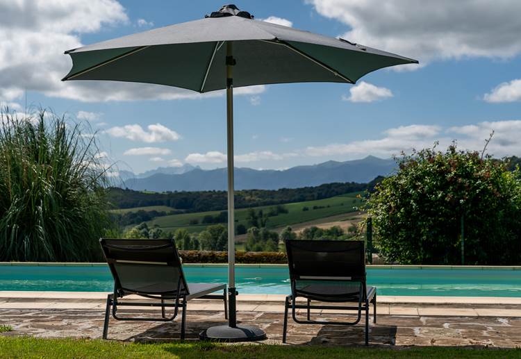 Piscine, transats, parasols et draps de bain à disposition