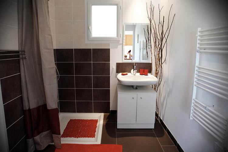 salle de bain gîte Cerisiers ombre bleue du figuier gîtes et chambres d'hôtes avec piscine ardèche