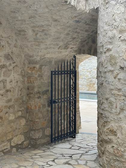 PASSAGE DU PATIO ENTRE LES 2 MASIONS À LA PISCINE