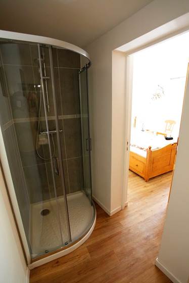 salle de bain chambre noisette , ombre bleue du figuier gîtes et chambres d'hôtes avec piscine Ardèche