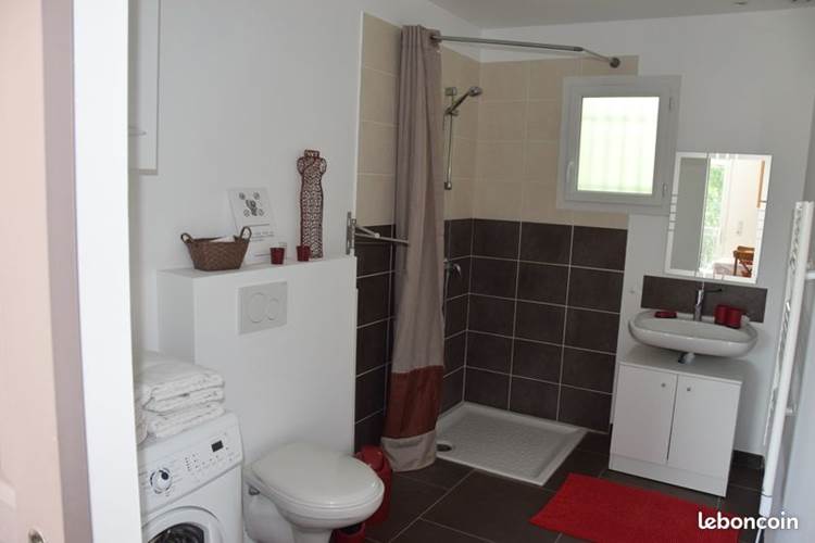 salle de bain 2 gîte Cerisiers ombre bleue du figuier gîtes et chambres d'hôtes avec piscine ardèche