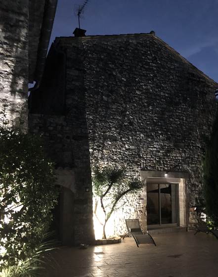 VUE SUR LA MAISONS DES INVITÉS DE LA TERRASSE INTERIEURE