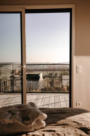 Vue panoramique sur la campagne depuis le lit