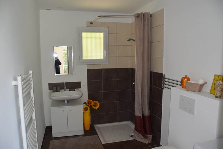 salle de bains 1 gîte tournesols ombre bleue du figuier gîtes et chambres d'hôtes avec piscine ardèche