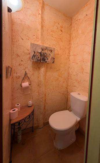 WC séparés à la sortie du salon