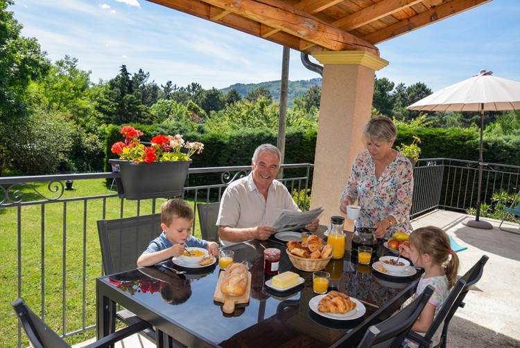ombrebleuedufiguier-gîte-cerisiers-terrasse-petit déjeuner