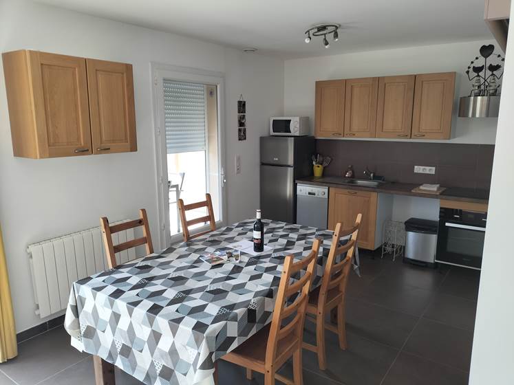 salle à manger gîte tournesols ombre bleue du figuier gîtes et chambres d'hôtes avec piscine ardèche