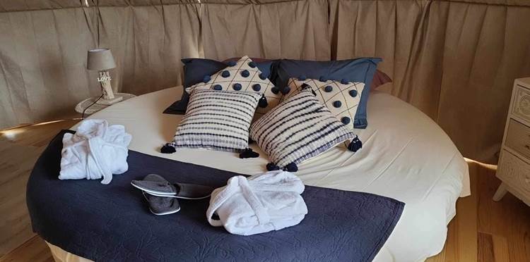 Bulle logement insolite avec lit rond et spa à côté de Sancerre , piscine chauffée et minigolf