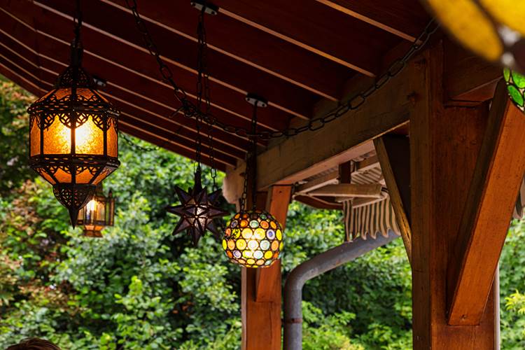 Détail des luminaires extérieurs chinés
