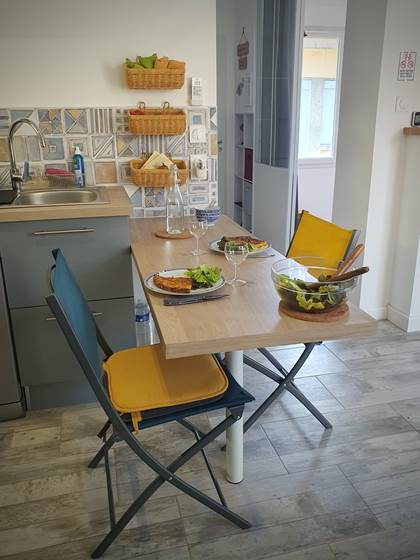 Espace repas qui peut se compléter avec la table supplémentaire ((+3 places)