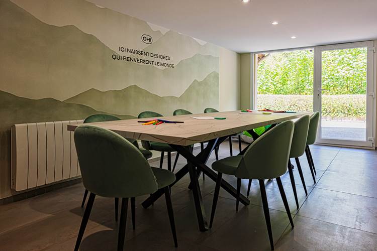 Salle de réunion inspirante et équipée d'un écran TV