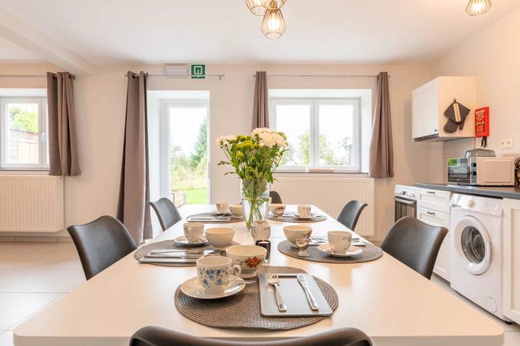 Gîtes de Juliane et Eric - Al'cinse chez Jean - gîte 6 personnes - table à manger cuisine