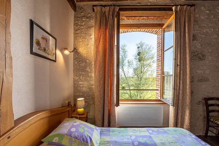 FermedelaRecette-ChambreEte-fenêtre ouverte