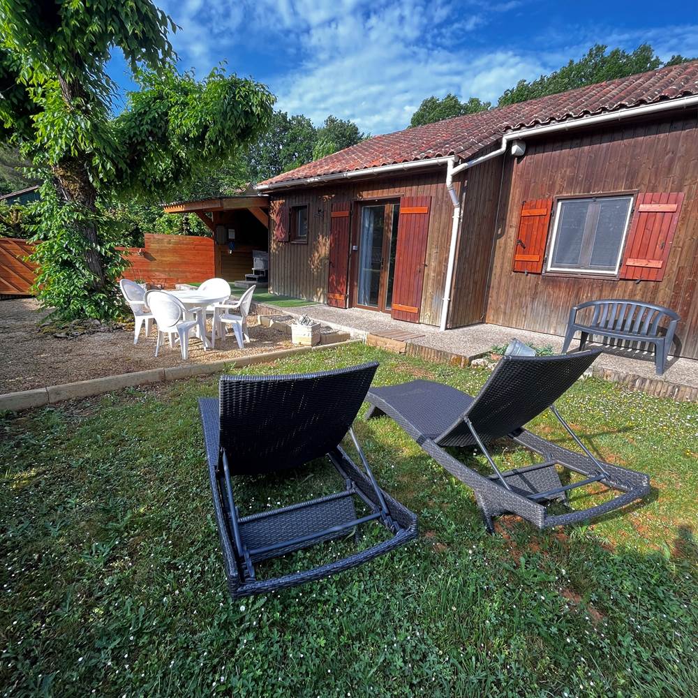 Jardin clos avec spa en dordogne-presta
