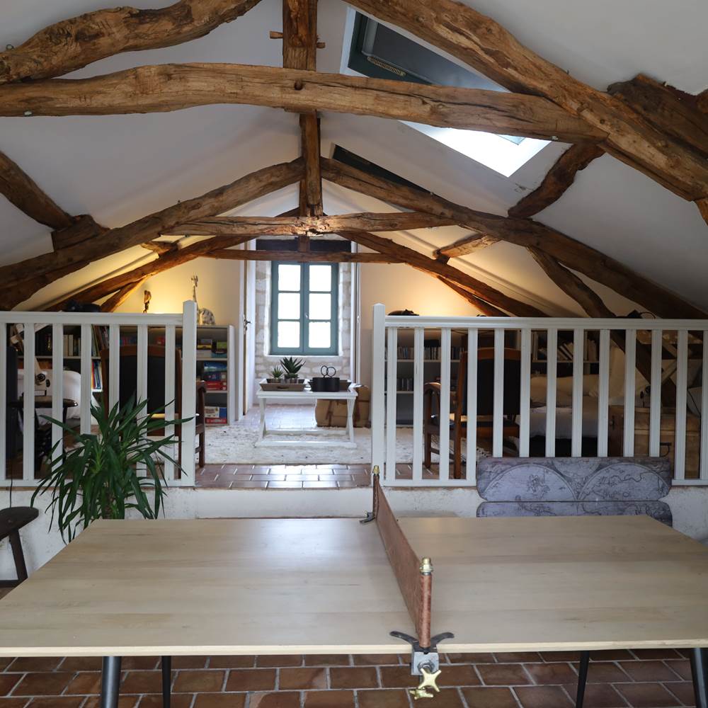 Table de ping-pong. Espace bibliothèque-dortoir-presta