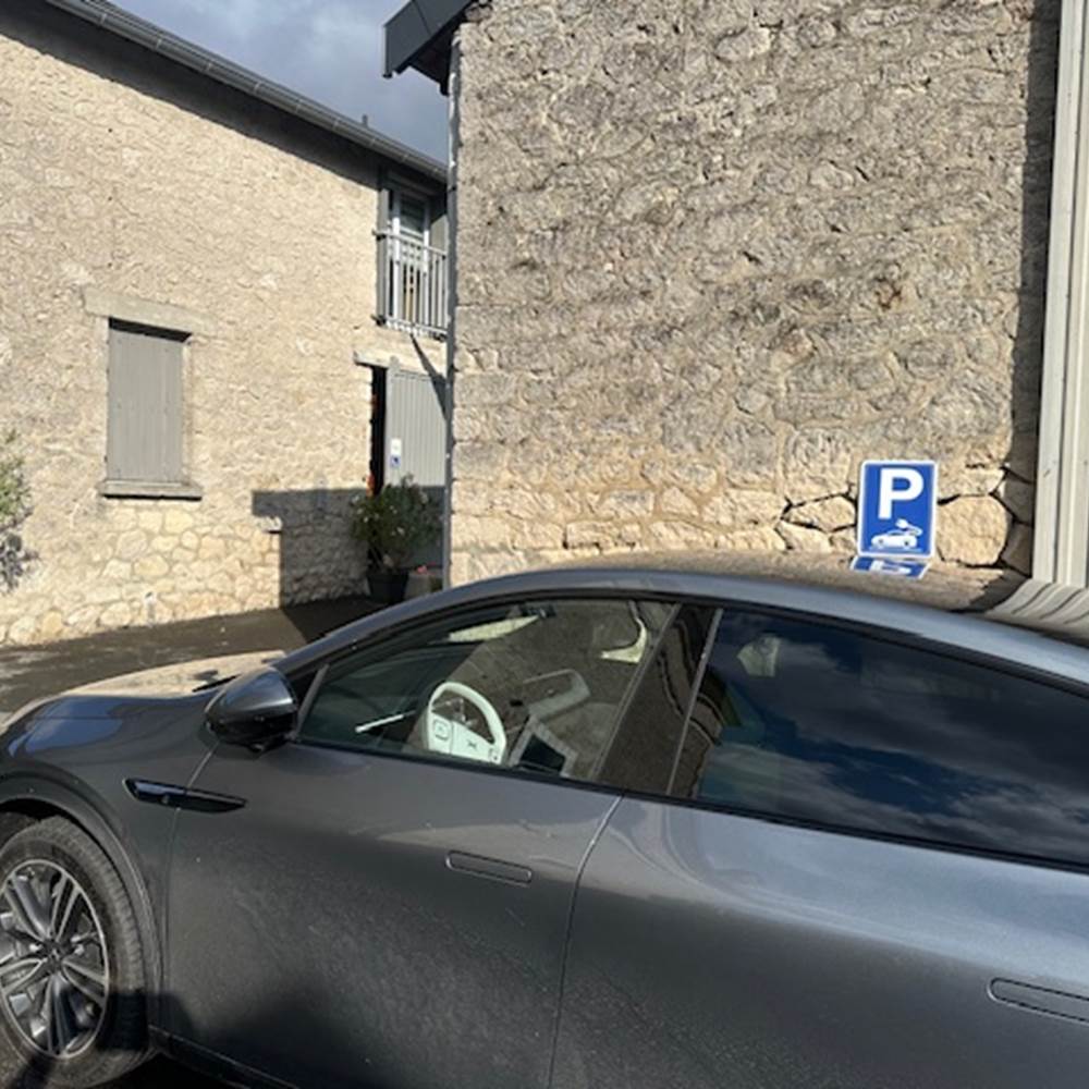 PARKING BORNE DE RECHARGE-presta