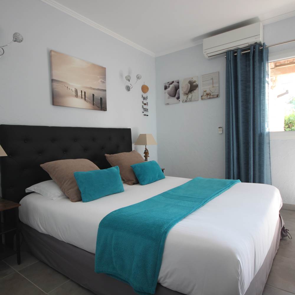 Chambre-T2-Agriates-vue-mer-Appart-BleuAzur-presta