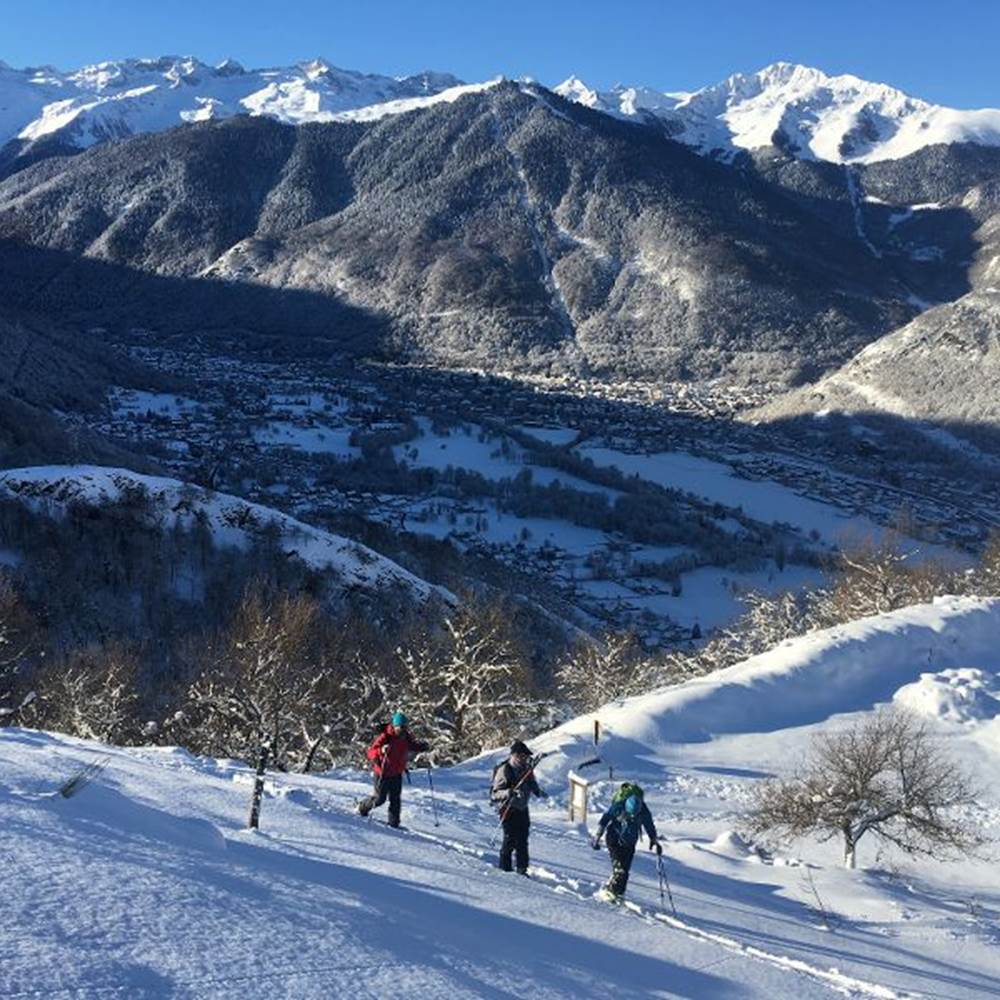 Départ dans la poudreuse vers les crêtes de la Pique