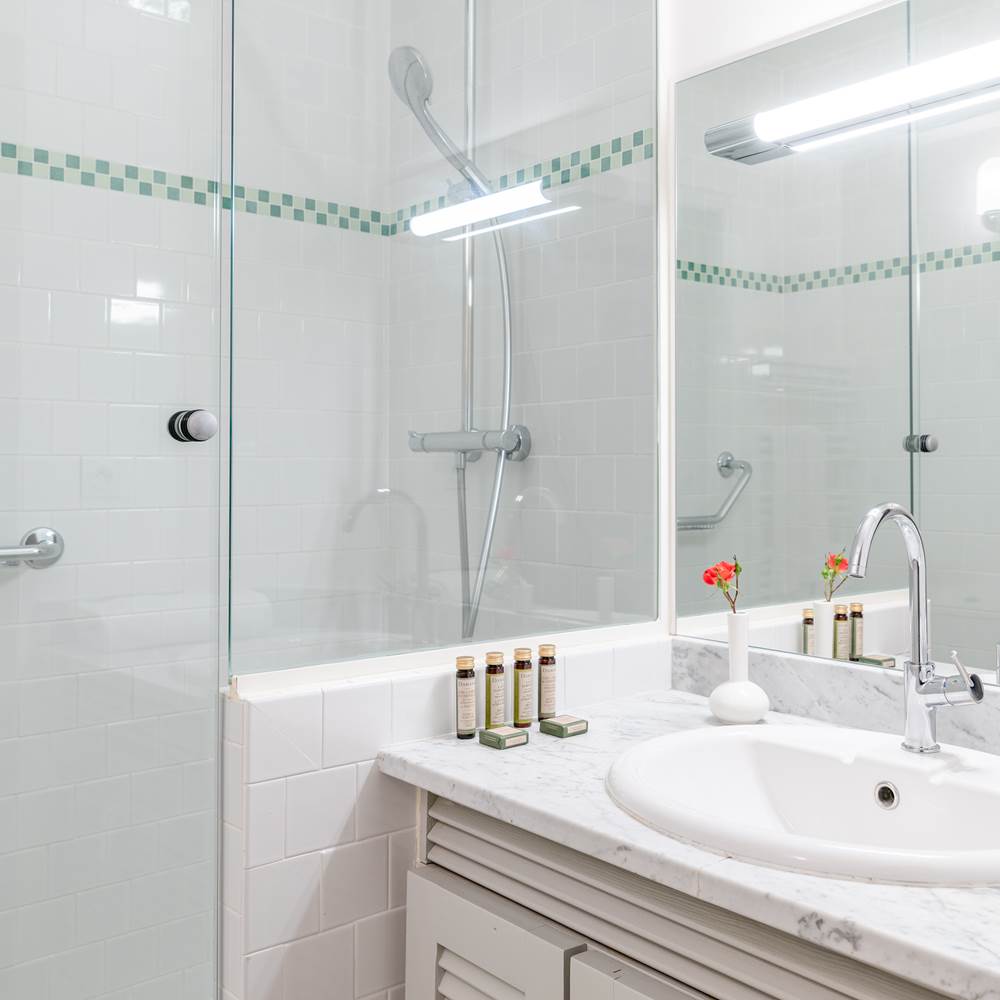 Salle de bain avec douche-presta