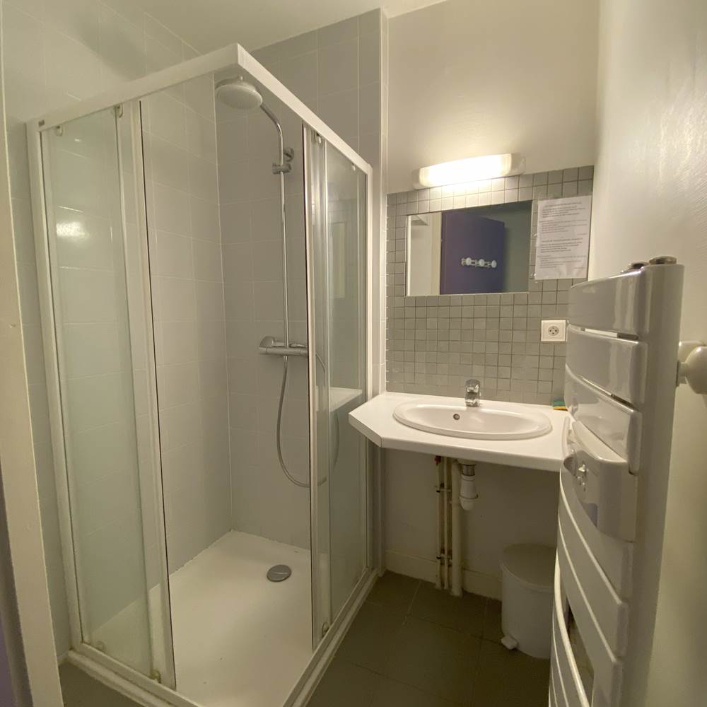 Chambre 2pers 21 salle de bain Maison du Randonneur AuxR_M_la_rando