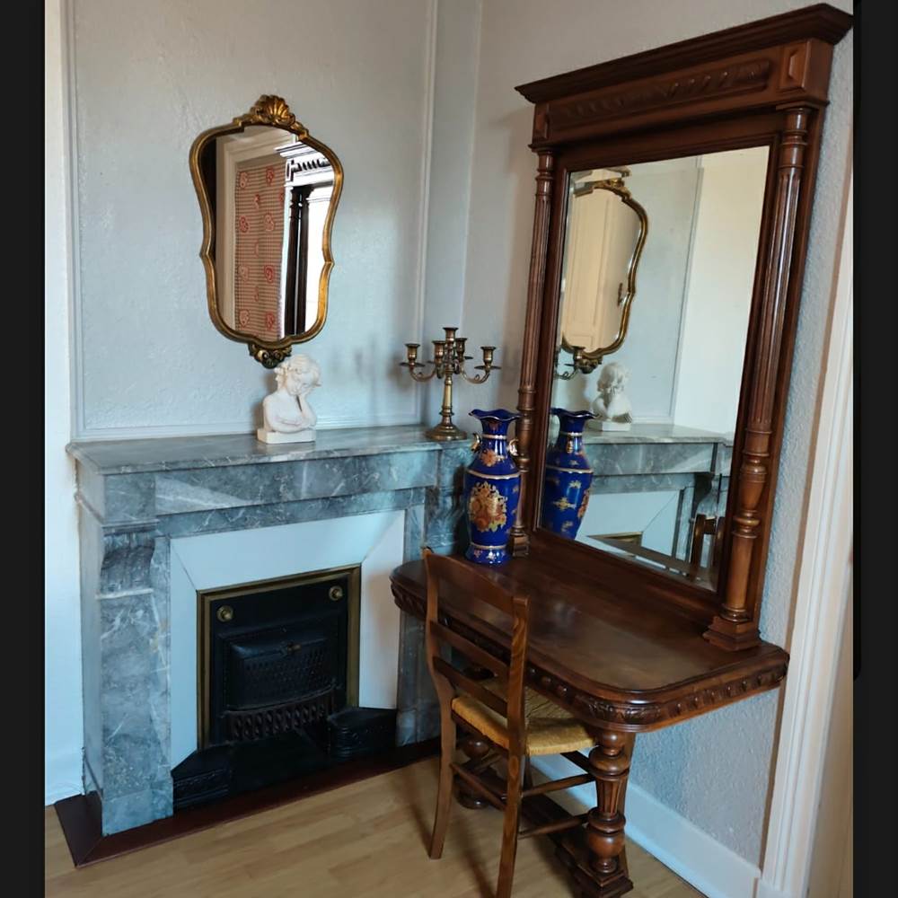 Chambre de Charme  à la Grenouille Blanche. Le charme bourgeois de la maison de 1832 avec une cheminée et l'espace coiffeuse.-gallery