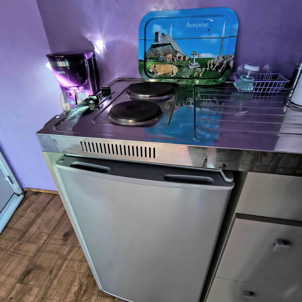 gite-panoramique-kitchenette-equipee-centres-aveyron.jpg-presta
