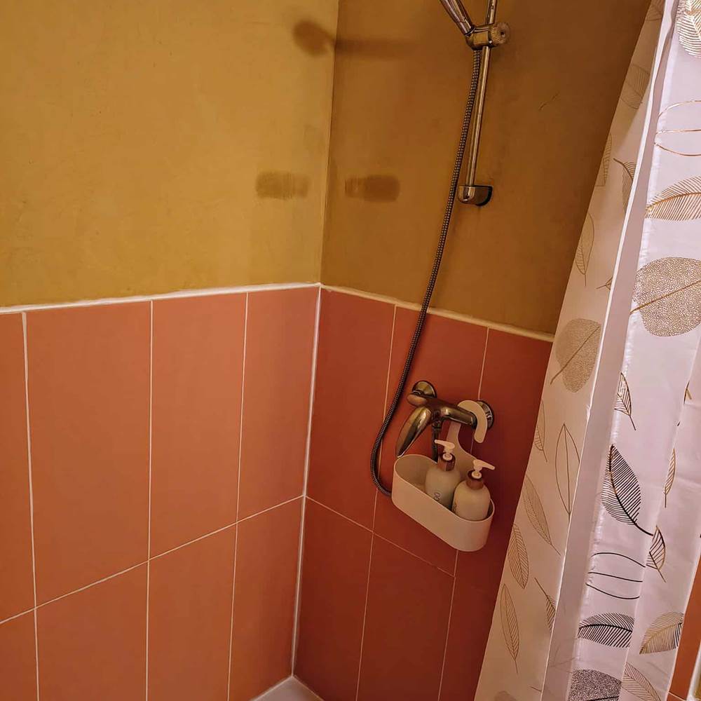 douche-salle-de-bain-chambre-solaire-gite-saisonnee-centres-aveyron-presta