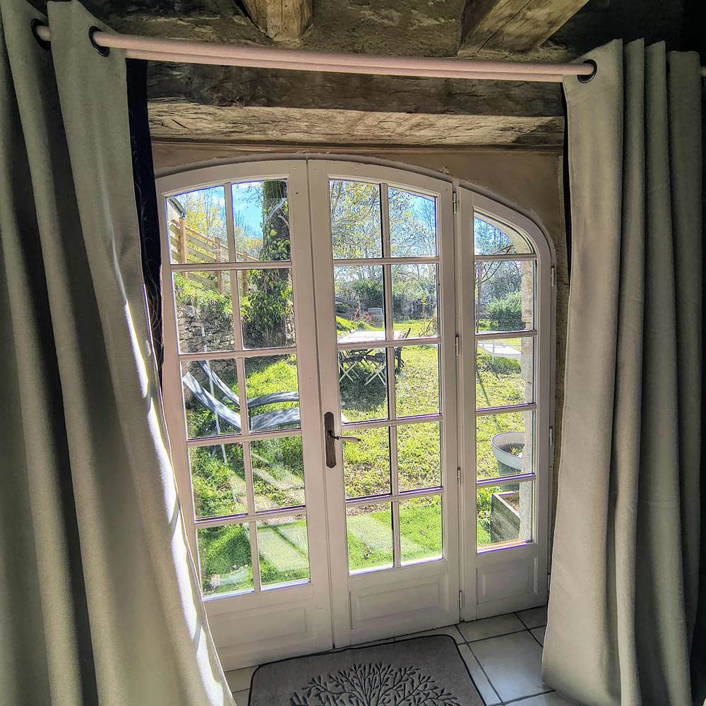 baie-vitree-chambre-verdoyante-vue-jardin-saisonnee-aveyron-presta