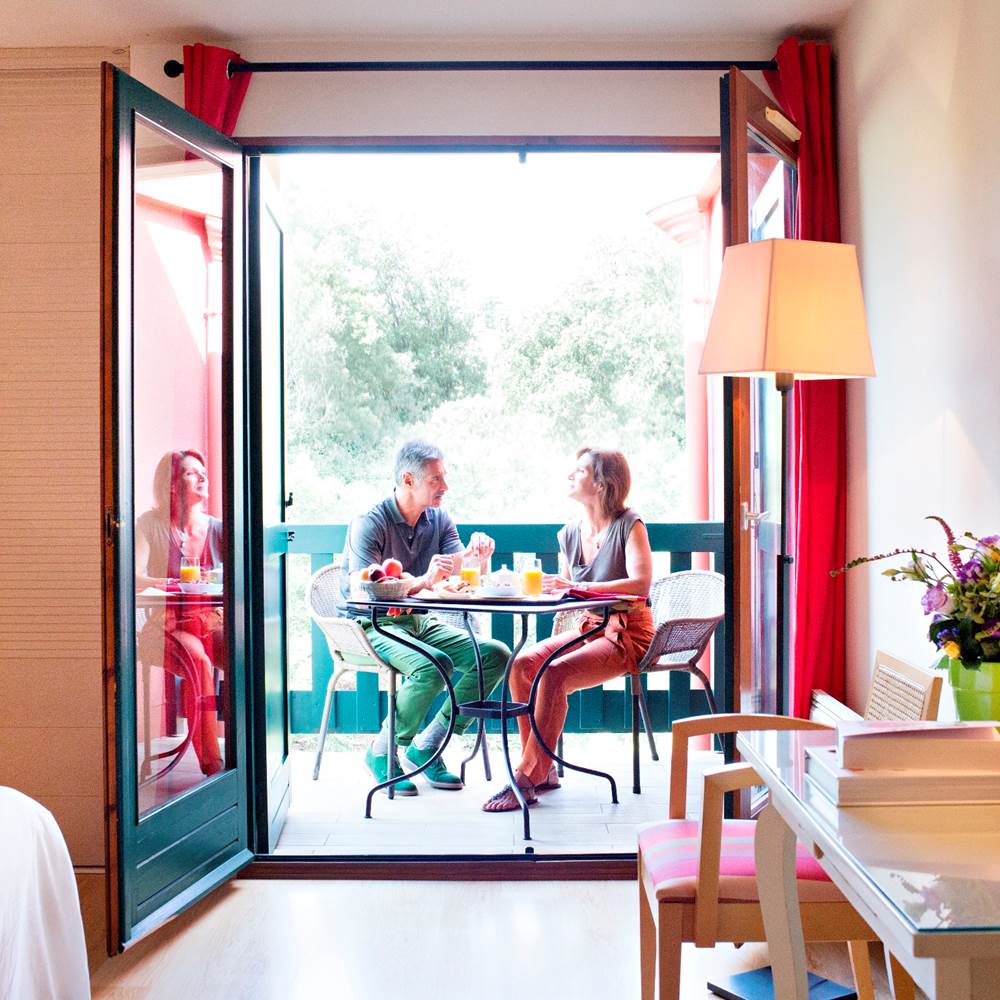 La terrasse et le salon de jardin-presta