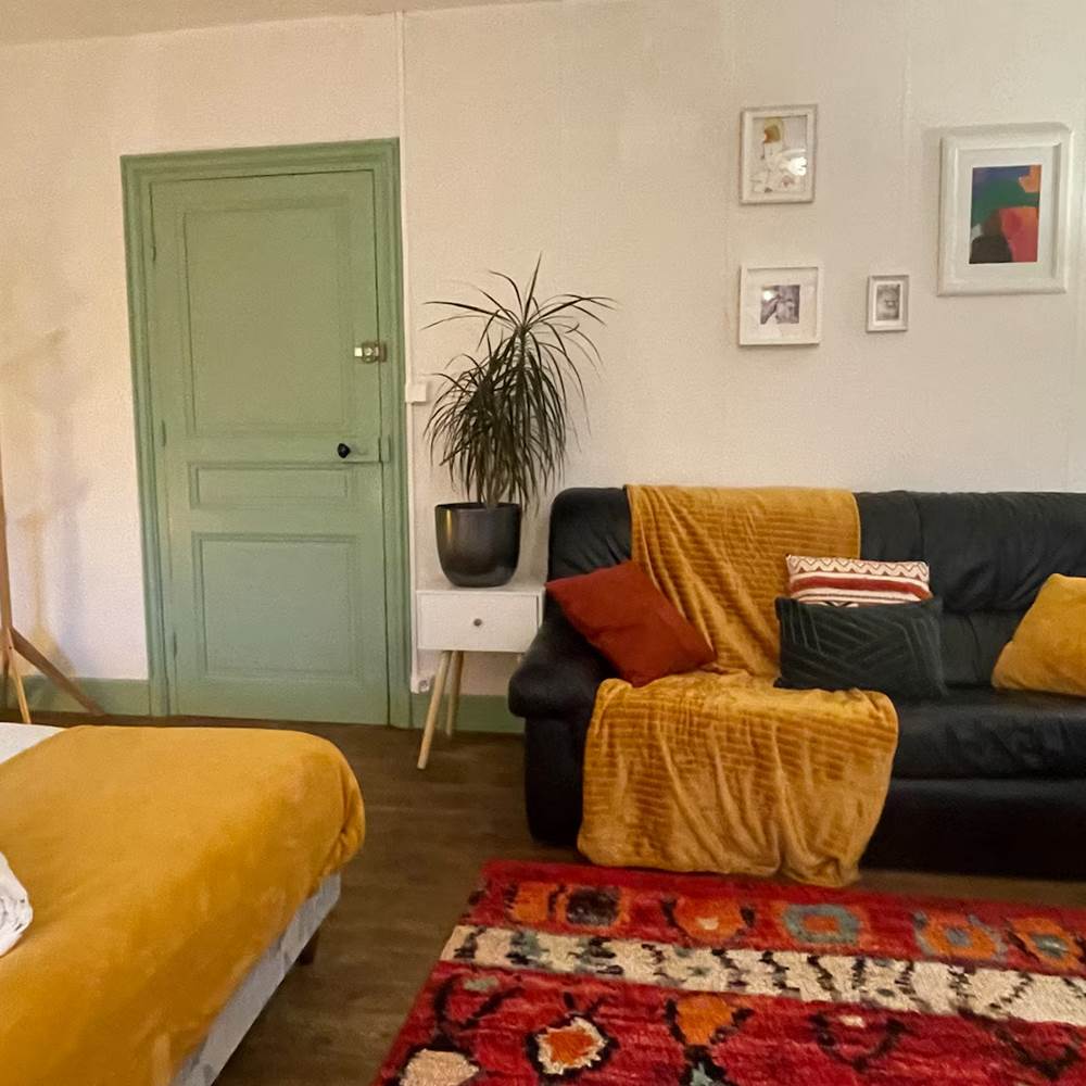 2ème étage : chambre 6 : grande chambre, plaids et coussins