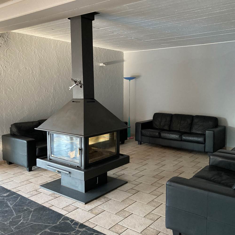 1.4. Rez-de-chaussée - salon coin du feu-presta