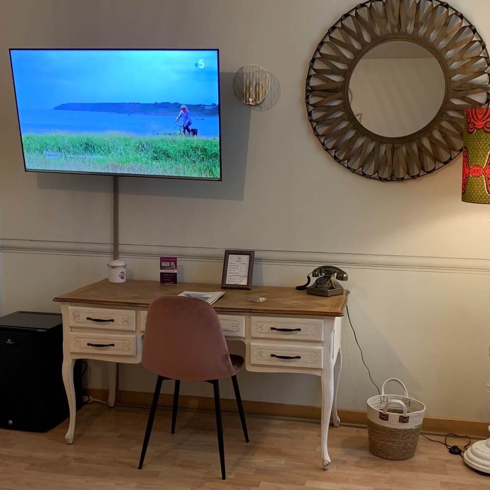 Minibar, télévision UHD avec Chromecast, coin bureau de l´hôtel de charme à Quimperlé-presta