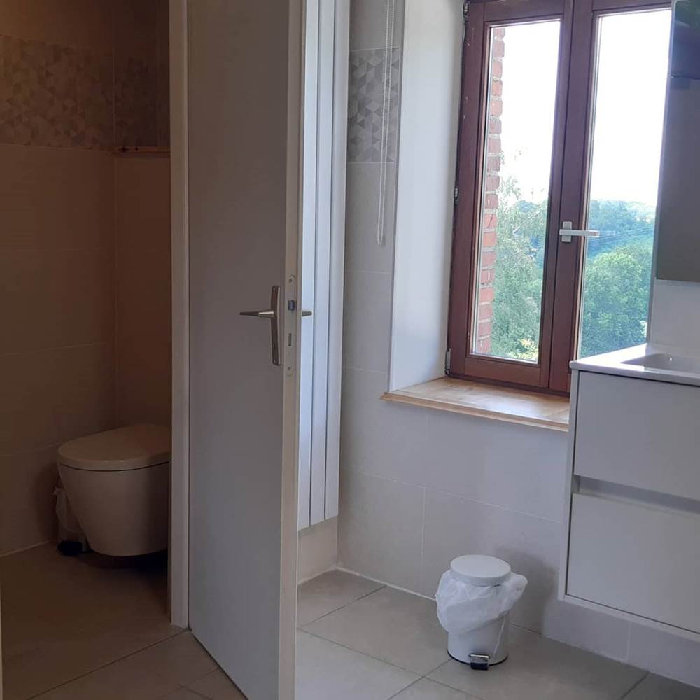 Chambre Paul Rebeyrolle rénovée juin 2021 - WC suspendu fermé dans la chambre