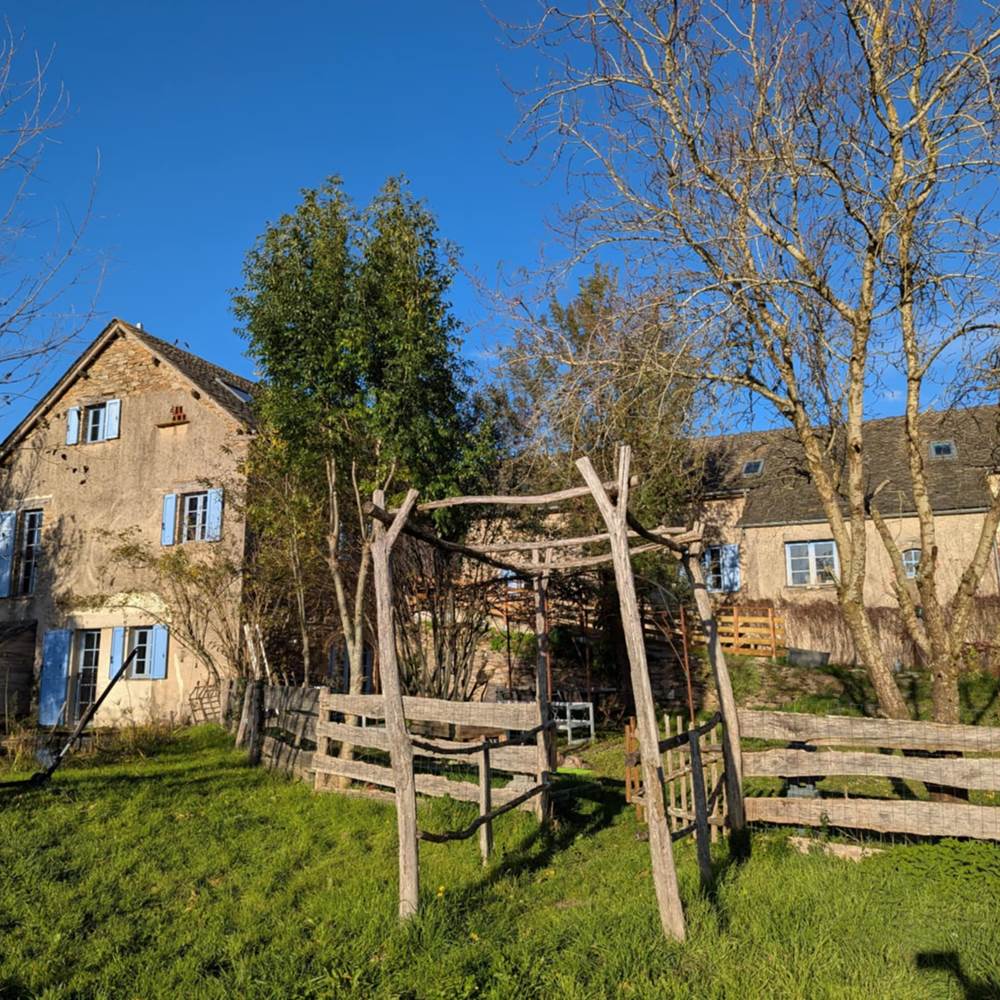 maison-hotes-ferme-ancienne-exterieur-nature-bois-centres-aveyron-saisonnee.jpg-presta