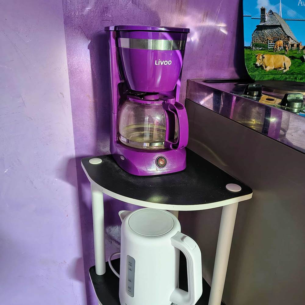 cafetieres-bouilloire-kitchenette-gite-panoramique-saisonnee-centres-aveyron-presta