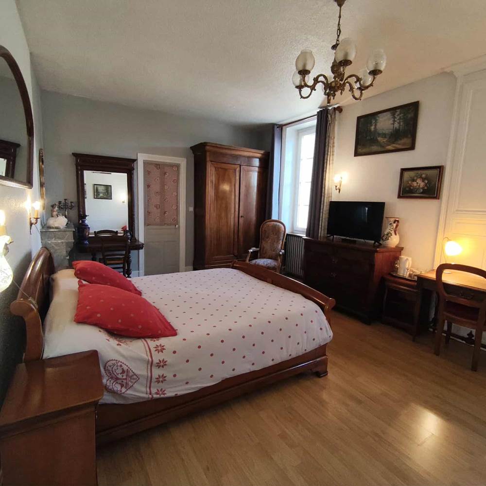 Chambre de Charme la Grenouille Blanche. Ambiance lumineuse, coin bureau élégant-gallery