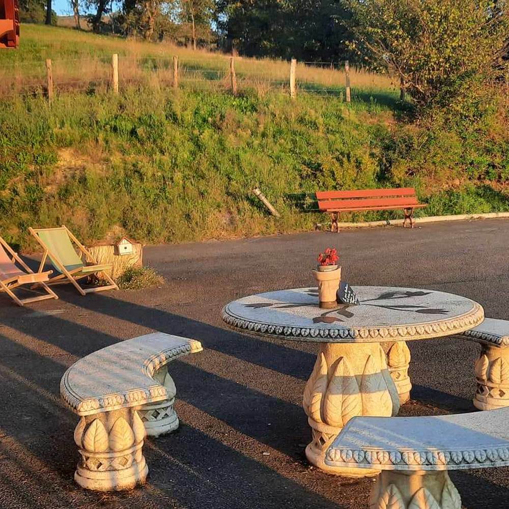 Parking compostelle saint jacques pèlerin