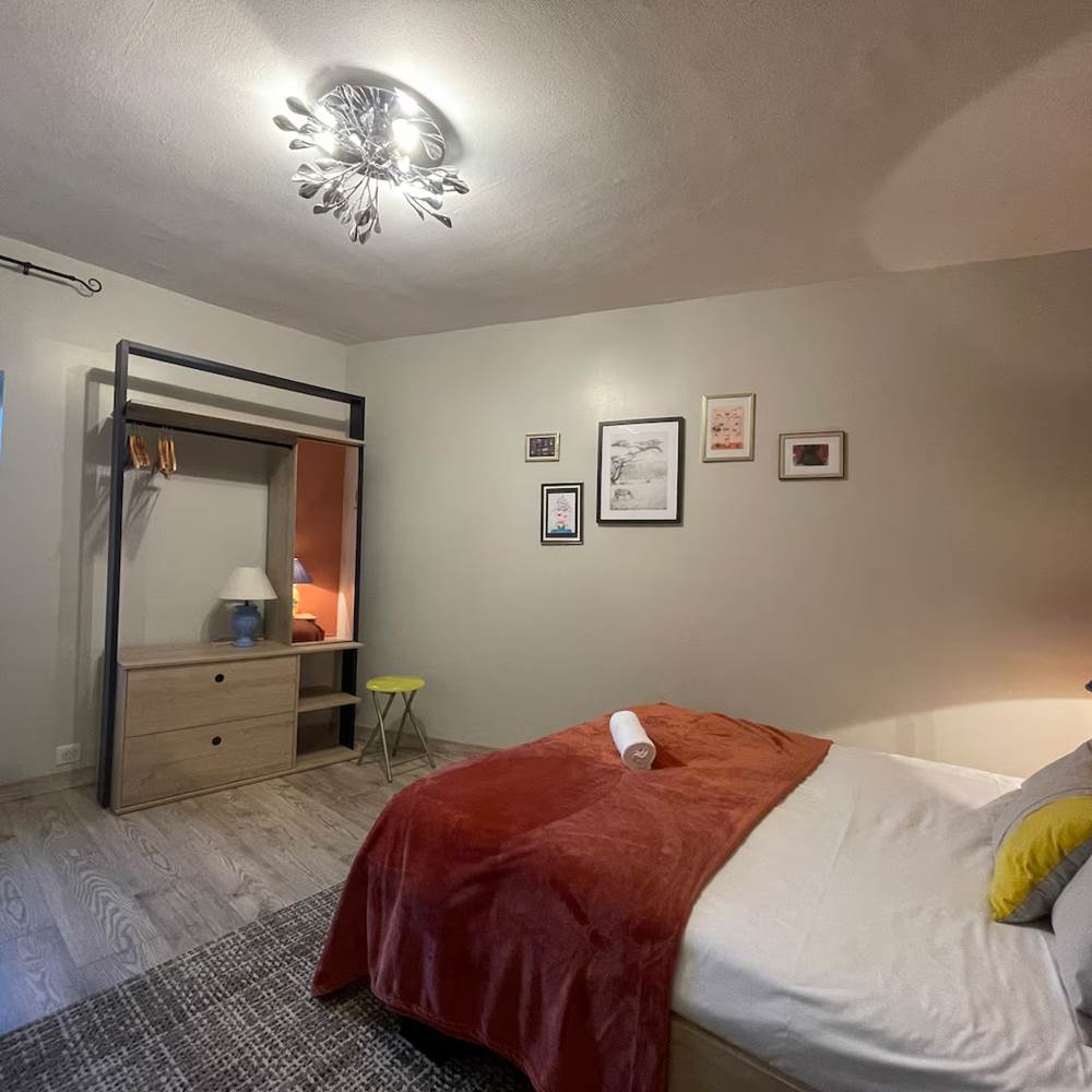 2ème étage : chambre 5, penderie