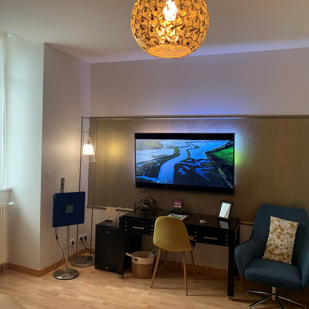 Minibar, télévision UHD avec Chromecast, bureau de la prestige de l´hôtel de charme à Quimperlé-presta