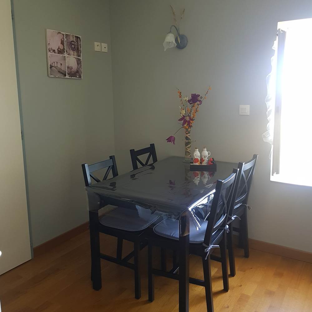 Table pour les repas dans l'appartement-presta