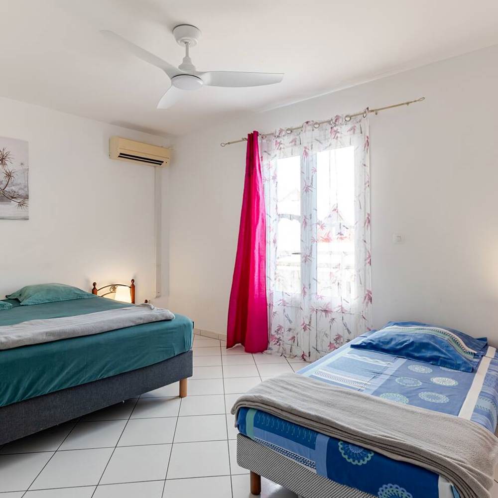 T3 Chambre 2 : lit 160/200 et 1it une place, climatiseur, ventilateur