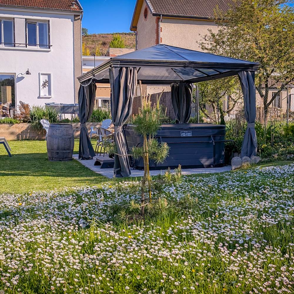 Jardin fleuri avec jacuzzi privé gîte Epernay-gallery