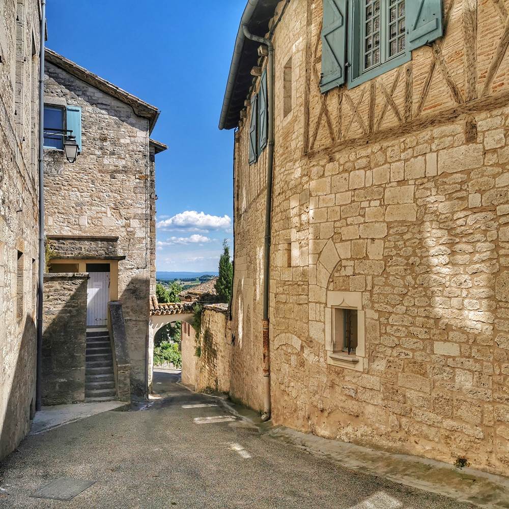 ruelle-pittoresque-montpezat-de-quercy-gite-familial-occitanie.jpg-gallery
