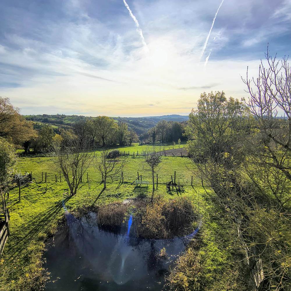 vue-panoramique-mare-campagne-gite-panoramique-centres-aveyron-presta