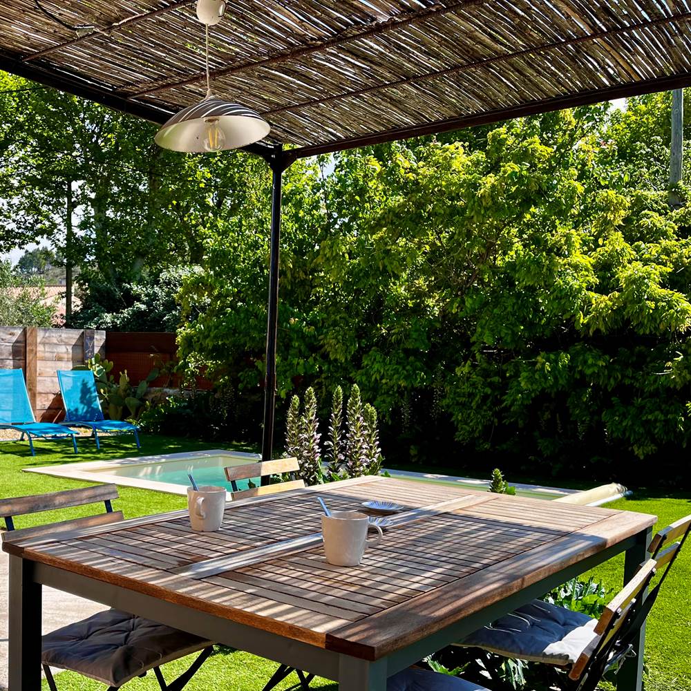 coin repas au bord de la piscine la barraquette-presta