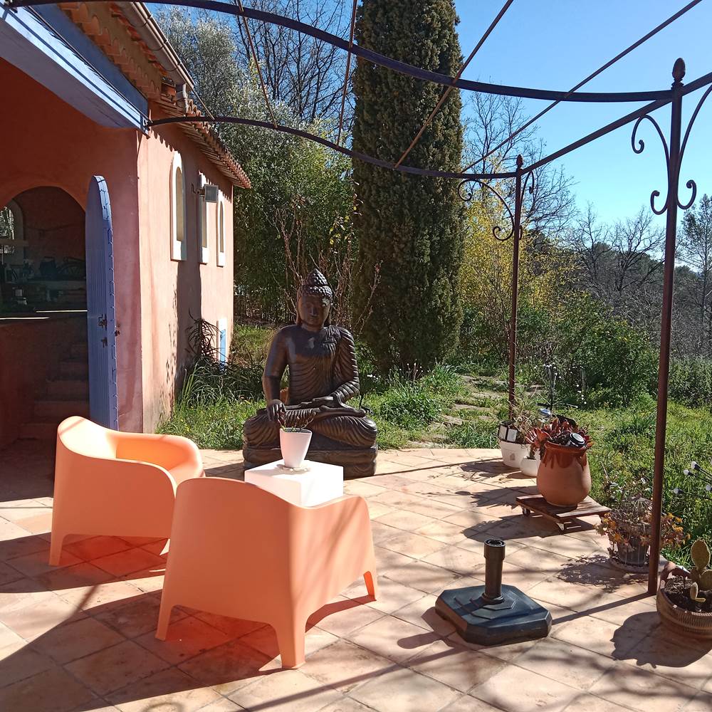 La terrasse et son Boudha-presta