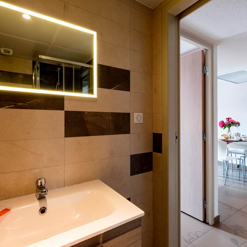 Nos salles de bain sont equipées avec douche et bidet.-presta